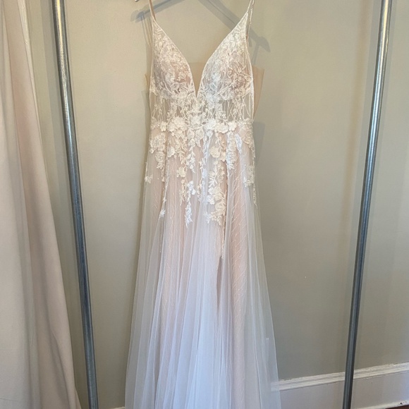 Essence of Australia Wedding Dress - Picture 1 of 8